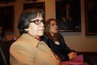 Prof. Marta Gajardo, Directora de Extensión FOUCh, junto a Carolina Ferrer, secretaria de Decanato