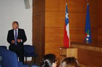 Dr. Eduardo Cecotti durante la charla "Manejo de aftas bucales" en FOUCh