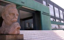 Entrada al edificio principal de la Facultad con el busto del Dr. Germán Valenzuela Basterrica