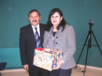 Dr. Milton Ramos junto a Sra. Pilar Barrera en representación de su hermana, María Angélica Barrera, quien se adjudicó el tercer lugar del concurso.